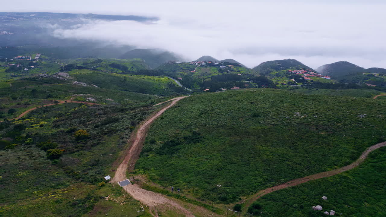 그림 같은 초록색 산 언덕 들 이 구름 이 가득 한 하늘 아래 신선 한 풀 로 여 있다