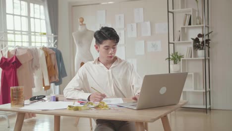 작업 중인 패션 디자이너