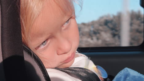 es un agotador viaje en coche para una niña.