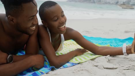 Vista-Frontal-De-Una-Pareja-Afroamericana-Tomando-Selfie-Con-Teléfono-Móvil-En-La-Playa-4k