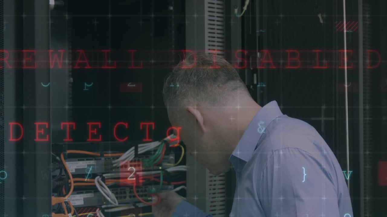 animación del procesamiento de datos sobre el trabajador de la sala de servidores caucásico