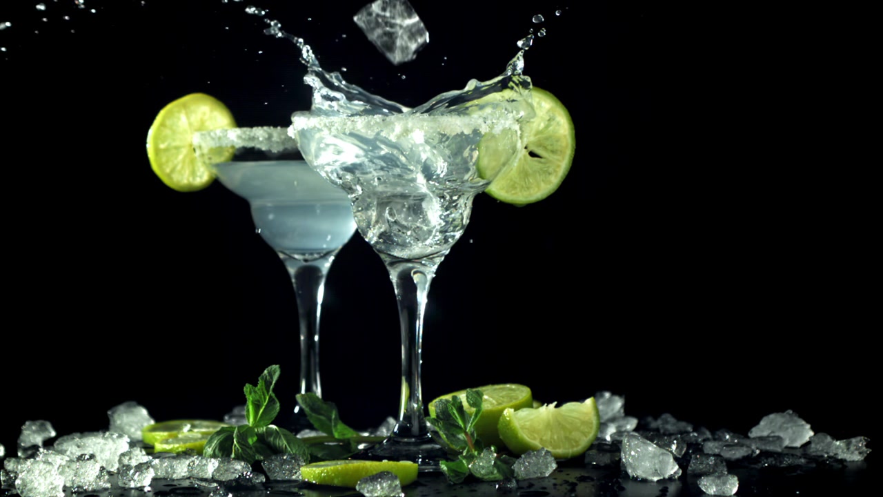 Cocktail Margarita rinfrescante con ghiaccio e lime che schizzano al rallentatore