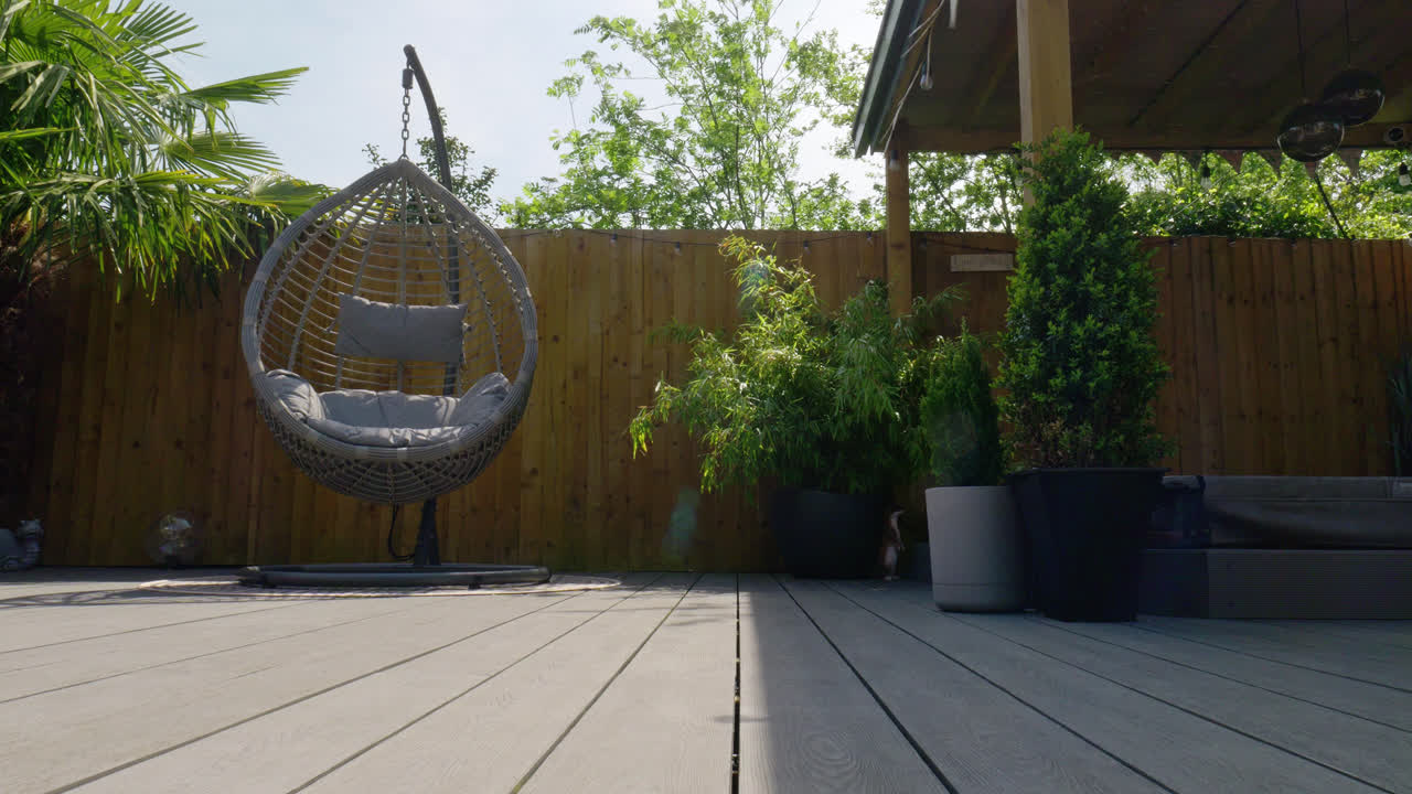 ducha de verano en un jardín moderno inglés.