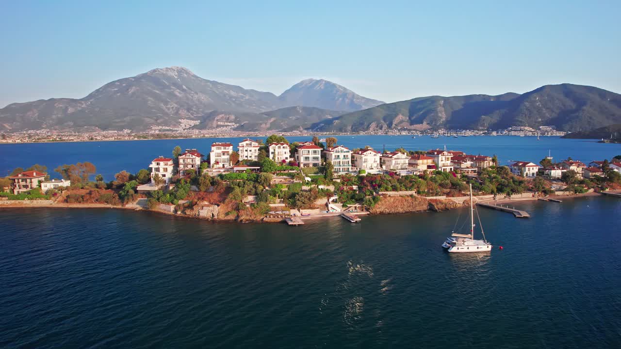 paisaje panorámico bajo de la isla knight, con montañas turcas en el fondo