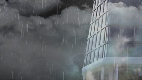 lluvia y tormenta eléctrica sobre un edificio alto contra nubes oscuras en el cielo