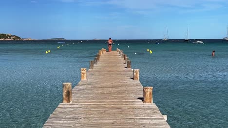 popular muelle de madera de la playa de santa giulia en la isla de córcega, francia