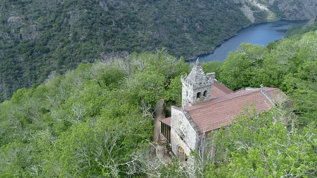 갈리시아의 산타 크리스티나 데 리바스 데 실 수도원의 조감도 3840 x 2160 60fps