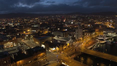 sobrevuelo aéreo del centro de la ciudad de belfast y el río lagan por la noche