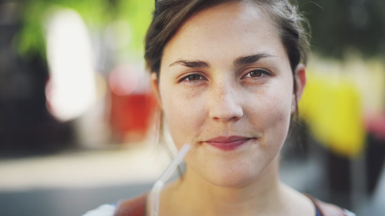 hermoso retrato de mujer en la ciudad mirando a la cámara