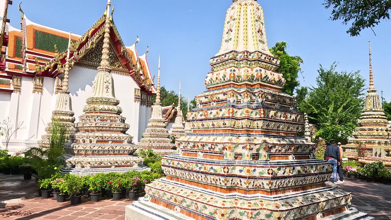 vistas de la pagoda en el templo de wat pho, bangkok