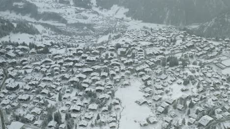 antena de drones del hermoso resort y ciudad balneario verbier en los alpes suizos