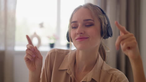 mujer con auriculares disfruta de la música en la habitación de la oficina en casa