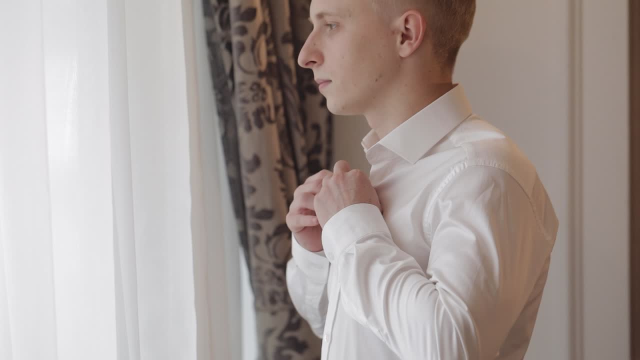 신랑이 결혼식 준비를 하고 있다