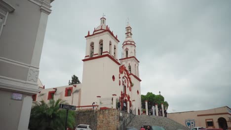 Römisch-katholische-Kirche-Iglesia-Weißes-Altes-Gebäude,-Altrömisch-katholisch,-Panoramablick-Auf-Die-Alte-Römisch-katholische-Struktur