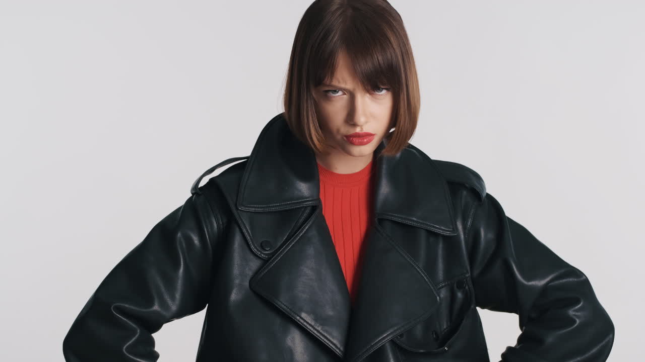 분노 한 표정 을 가진 젊은 여성 모델