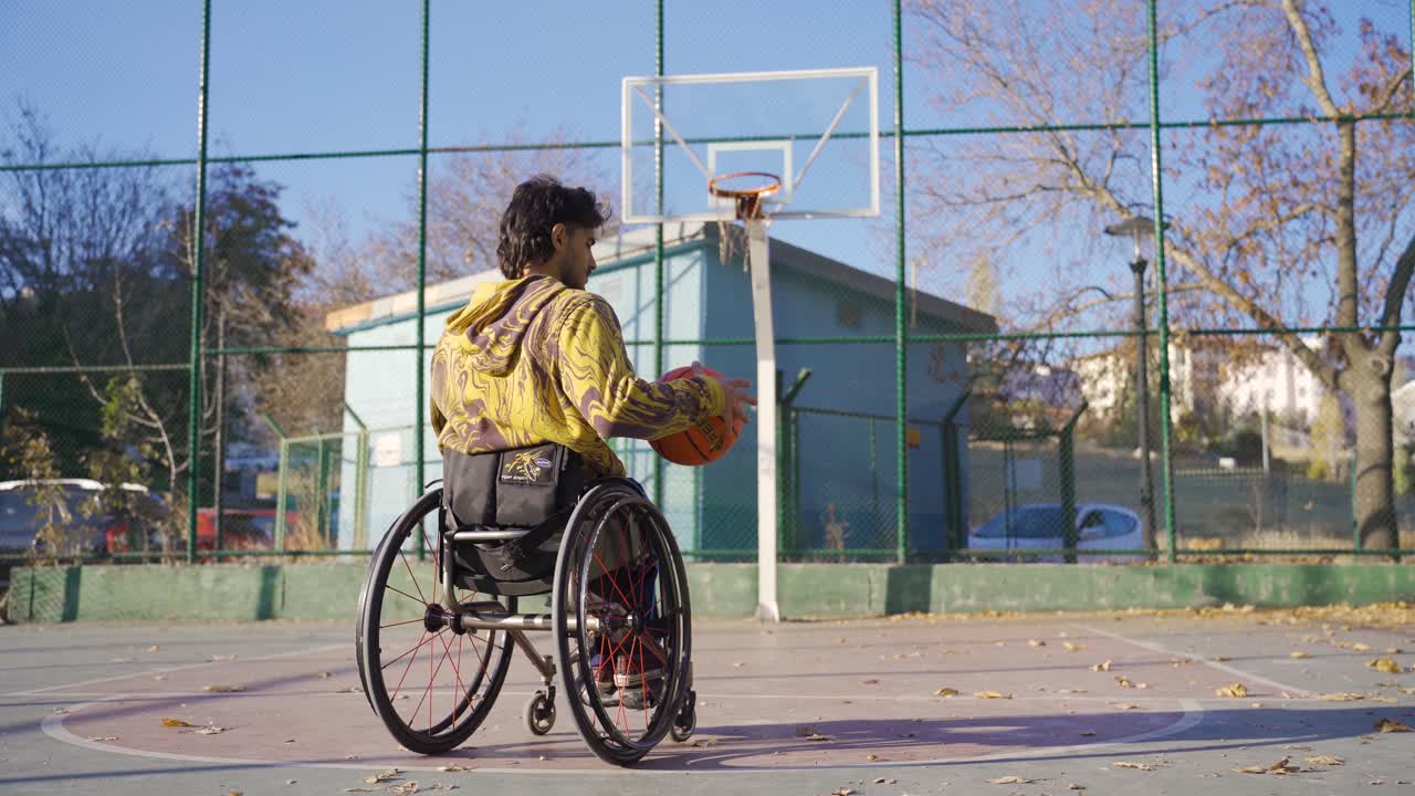 atleta en silla de ruedas joven practicando baloncesto y perdiendo el aro.