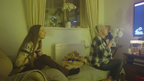 madre, hija, canto de karaoke, recuerdos divertidos de la familia