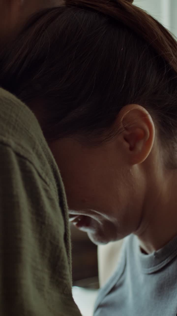 primer plano de una mujer que experimenta dolor