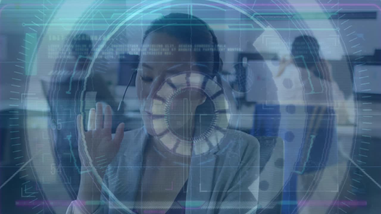 사무실에서 전화 헤드을 사용하는 아시아 사업가 여성에 대한 데이터 처리 애니메이션