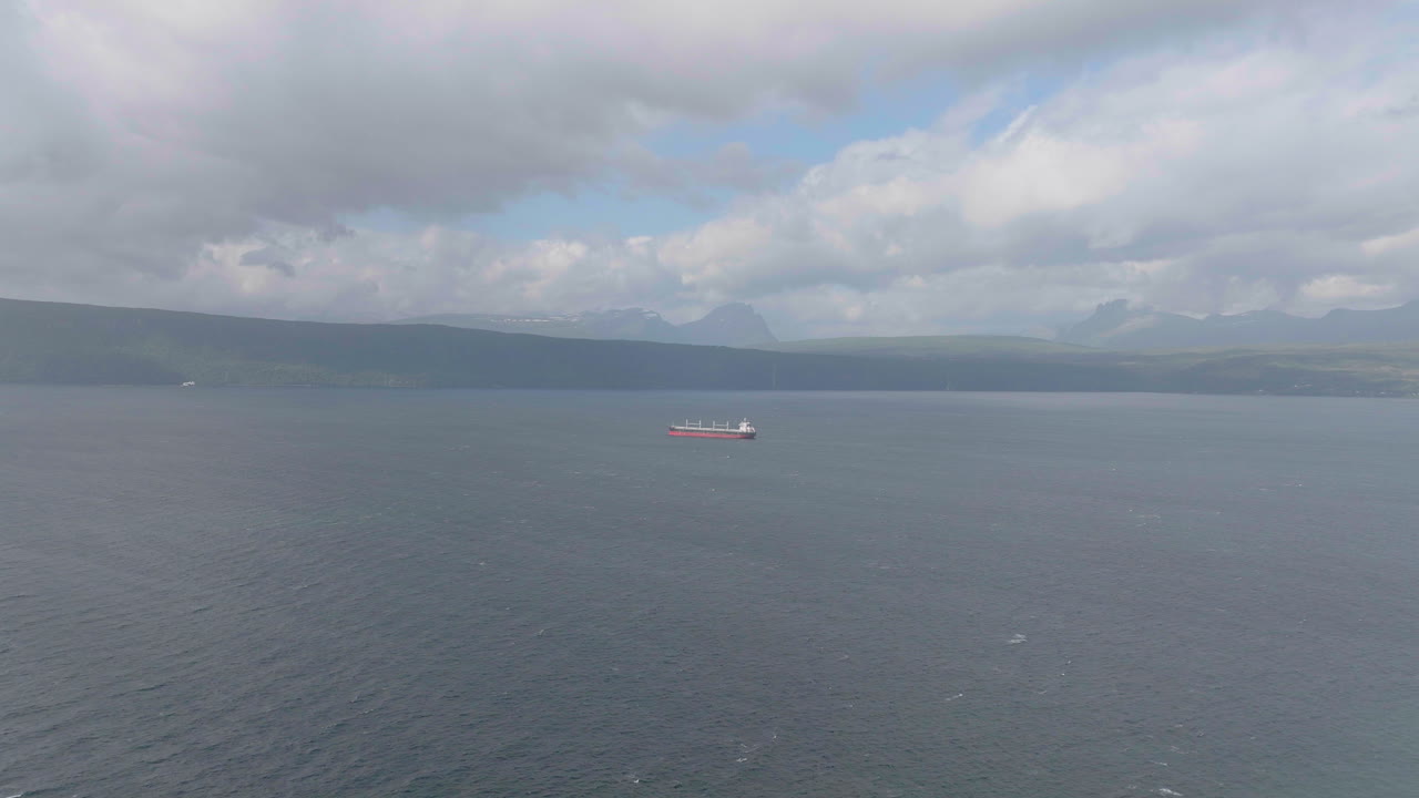 노르웨이 북부의 나르비크 피요르드에 정박한 먼 화물선