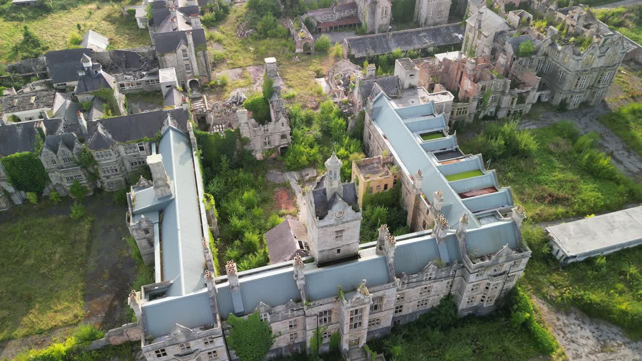 유령이 있는 denbigh 미치광이 병원, 북 웨일즈, 공중 시계 방향으로 빠르게 회전하고 뒤로 물러서, 은 오후