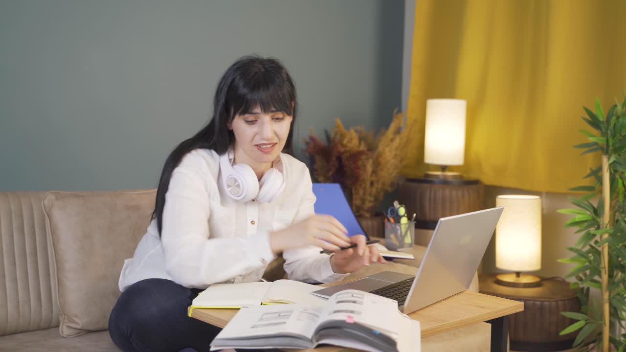 밤에 집에서 스트레스를 받고 우울한 남성 학생.