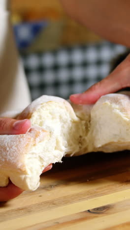 personal femenino que trabaja en la sección de panadería