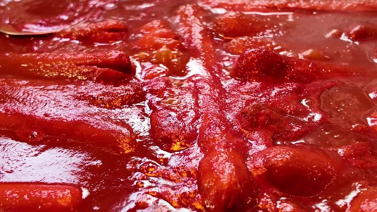 Salsa rossa vivace che sobbolle e ribolle.