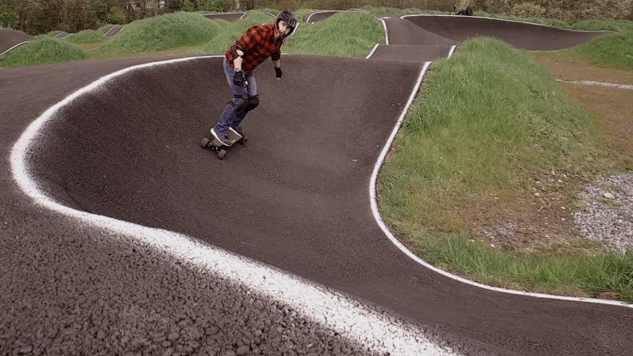 bmx 펌프 트랙 주변의 eboarding 영상