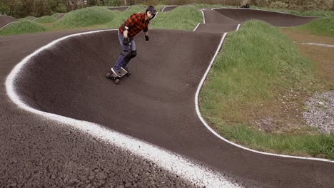 filmagem de eboard em torno de uma pista de bomba de bmx