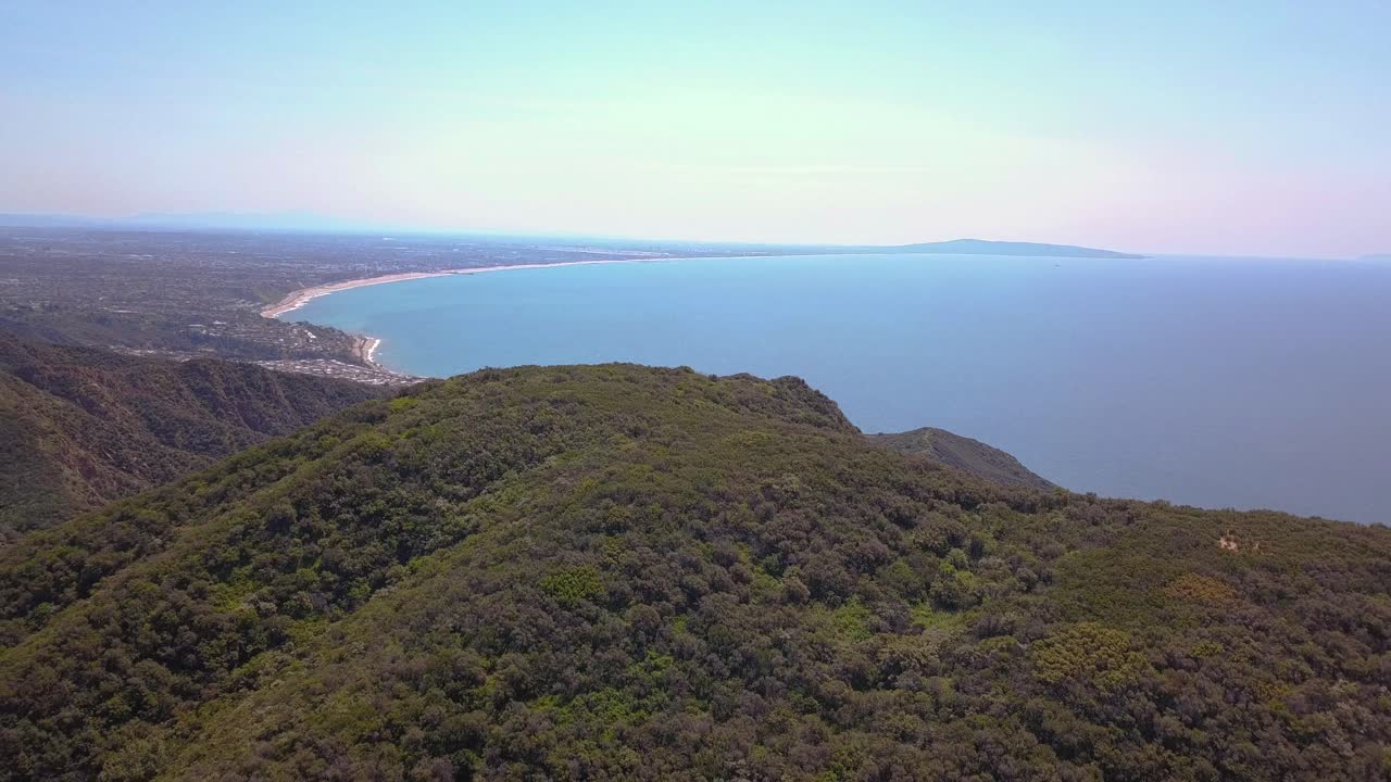 vista aérea del océano pacífico en los ángeles, california con la isla catalina en el fondo 4k drone shot