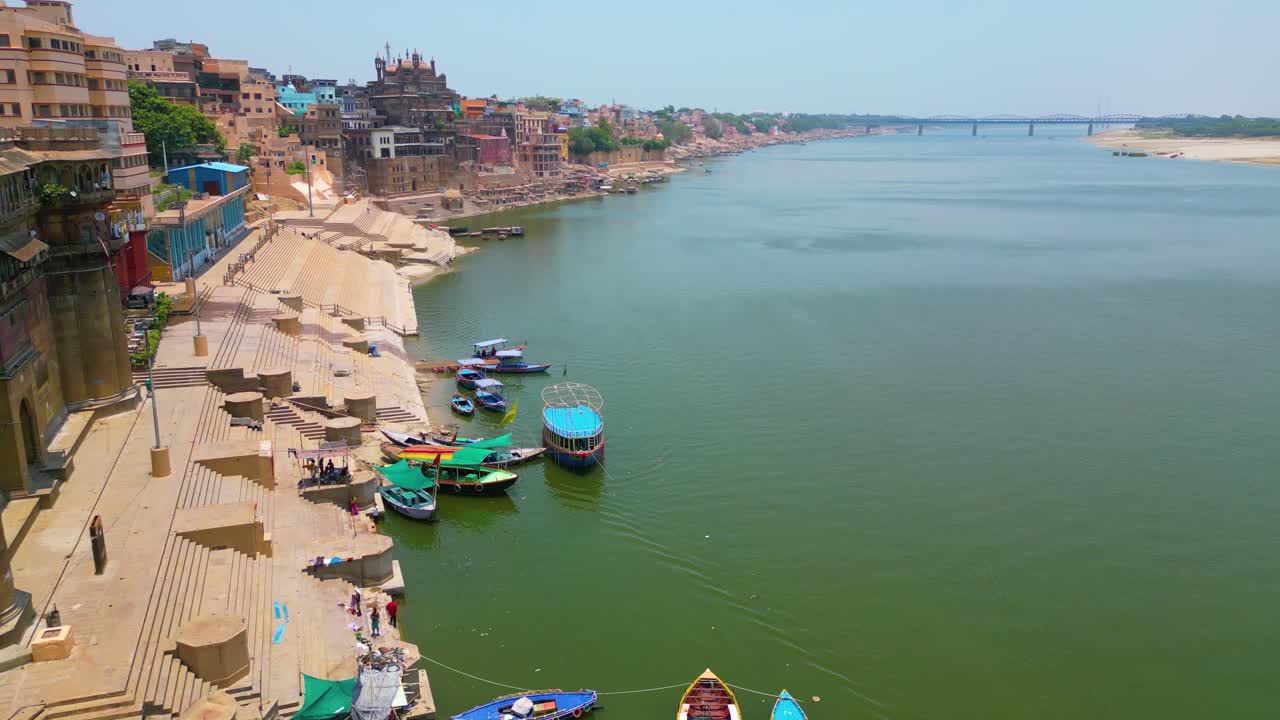vista aérea del río ganga y los ghats en varanasi, india