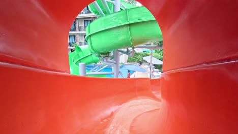emocionante tobogán de agua que termina en una piscina refrescante