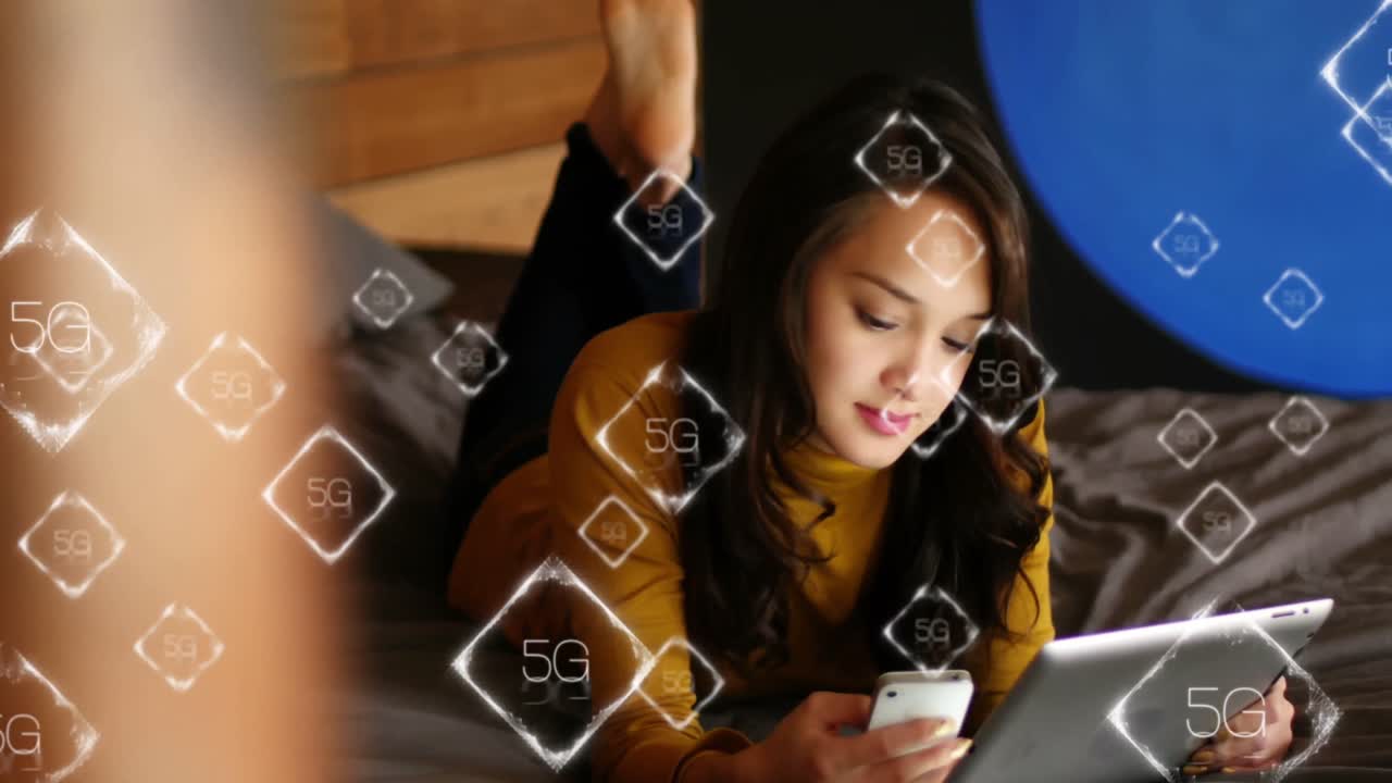 animación de textos de 6g sobre mujer caucásica usando un teléfono inteligente