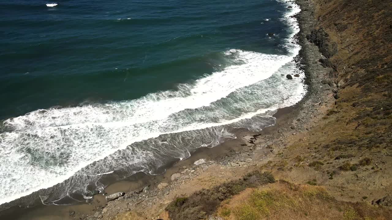 las imágenes cinematográficas de drones aéreos capturan las magníficas olas del océano que chocan contra la costa de big sur