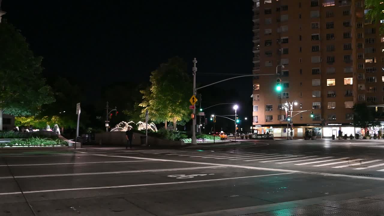 por la noche en columbus circle en nueva york como se ve desde el otro lado de la calle