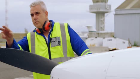 ingeniero masculino haciendo gestos en el aeropuerto 4k