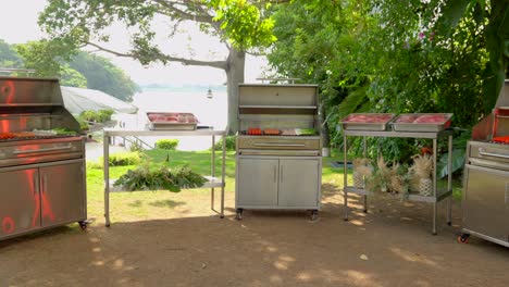 Barbacoa-Latín-Fiesta-Mexicana-Toma-Panorámica-En-El-Lago-Antes-De-La-Preparación-Carne-Cruda-Filete-Solomillo-Costilla-Vaquero-Cebolla-Salchicha-Servicio-Parrilla-Disfrutar-Soleado-Caliente-Reunión-Amigos