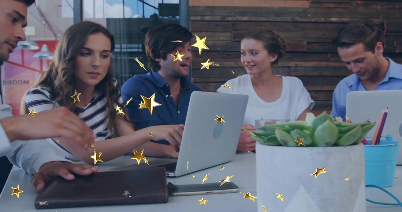 Giovani professionisti che collaborano a un progetto in un ufficio moderno