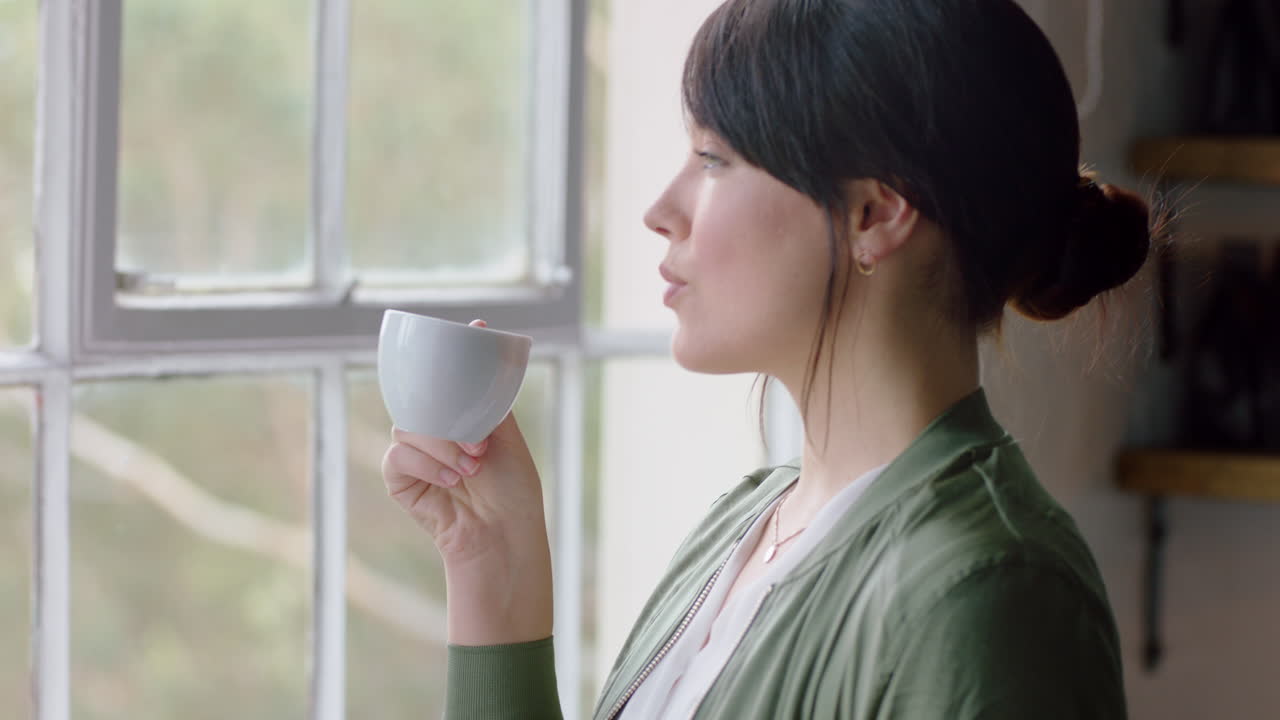 행복한 사업가 여성 매니저 커피를 마시고 성공적인 기업가 라이프 스타일을 즐기고 레스토랑 소유자가 창문 밖으로 자신있게 보입니다. 앞서 계획하고 가게에 대한 아이디어를 모으고 있습니다.