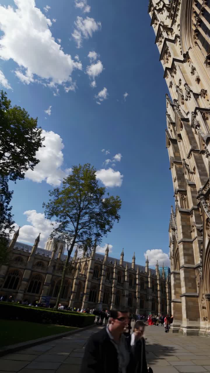 Gothisk arkitekturvideo med en engel af en katedral mod en blå himmel