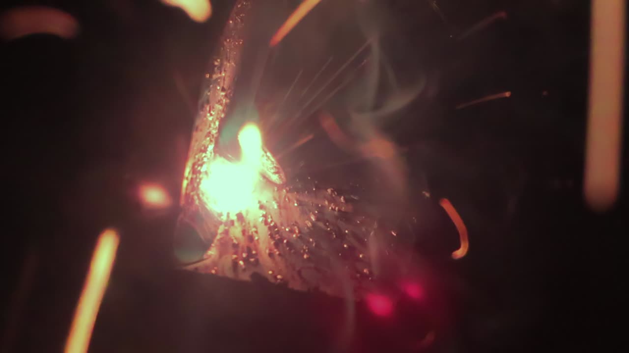 soldadura con arco metálico en gas (gmaw) en primer plano.