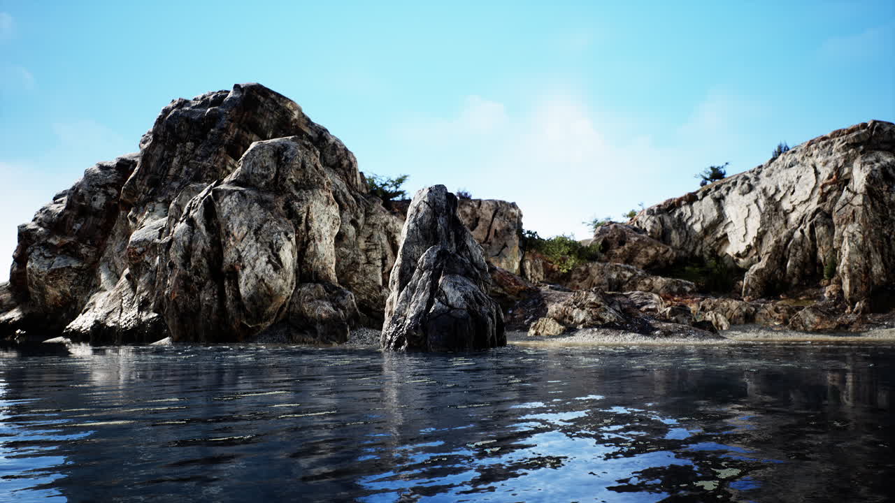 Rocce aspre su una costa rocciosa sulla costa occidentale dell'Oceano Pacifico