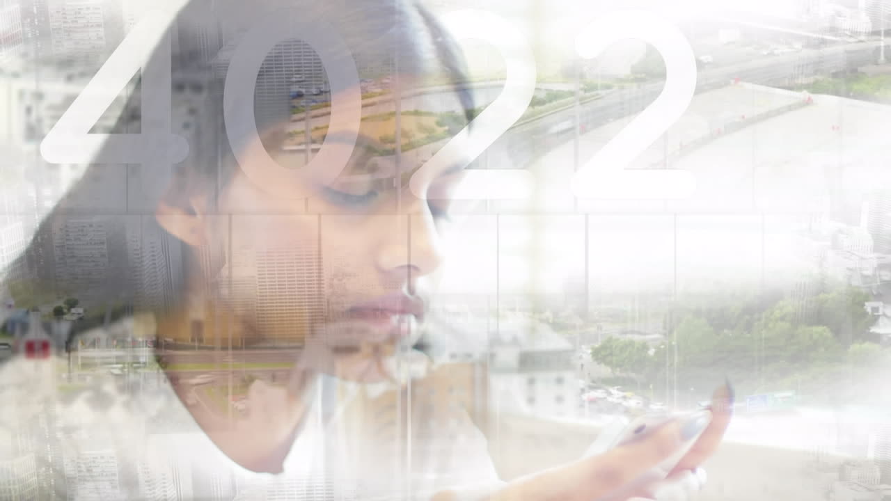 animación del paisaje urbano sobre una mujer de negocios biracial usando un teléfono inteligente