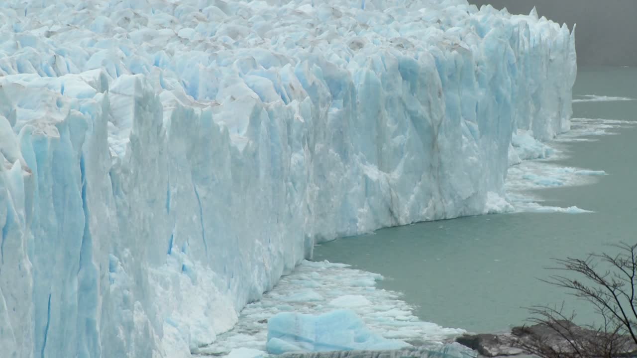 빙하의 앞부분이 바다 속으로 무너지고 있다
