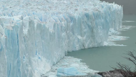 El-Frente-De-Un-Glaciar-Se-Derrumba-En-El-Mar