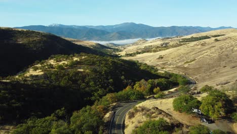 volando por un valle de montaña y sobre el camino conmemorativo indio muerto en ashland, oregon, estados unidos