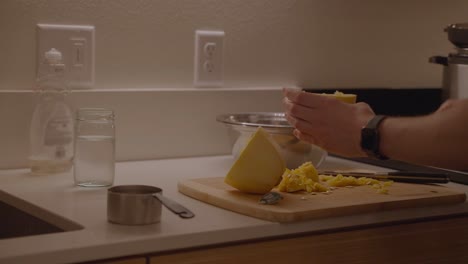 el hombre desecha los fideos vegetarianos de la calabaza para crear un plato de pasta bajo en carbohidratos