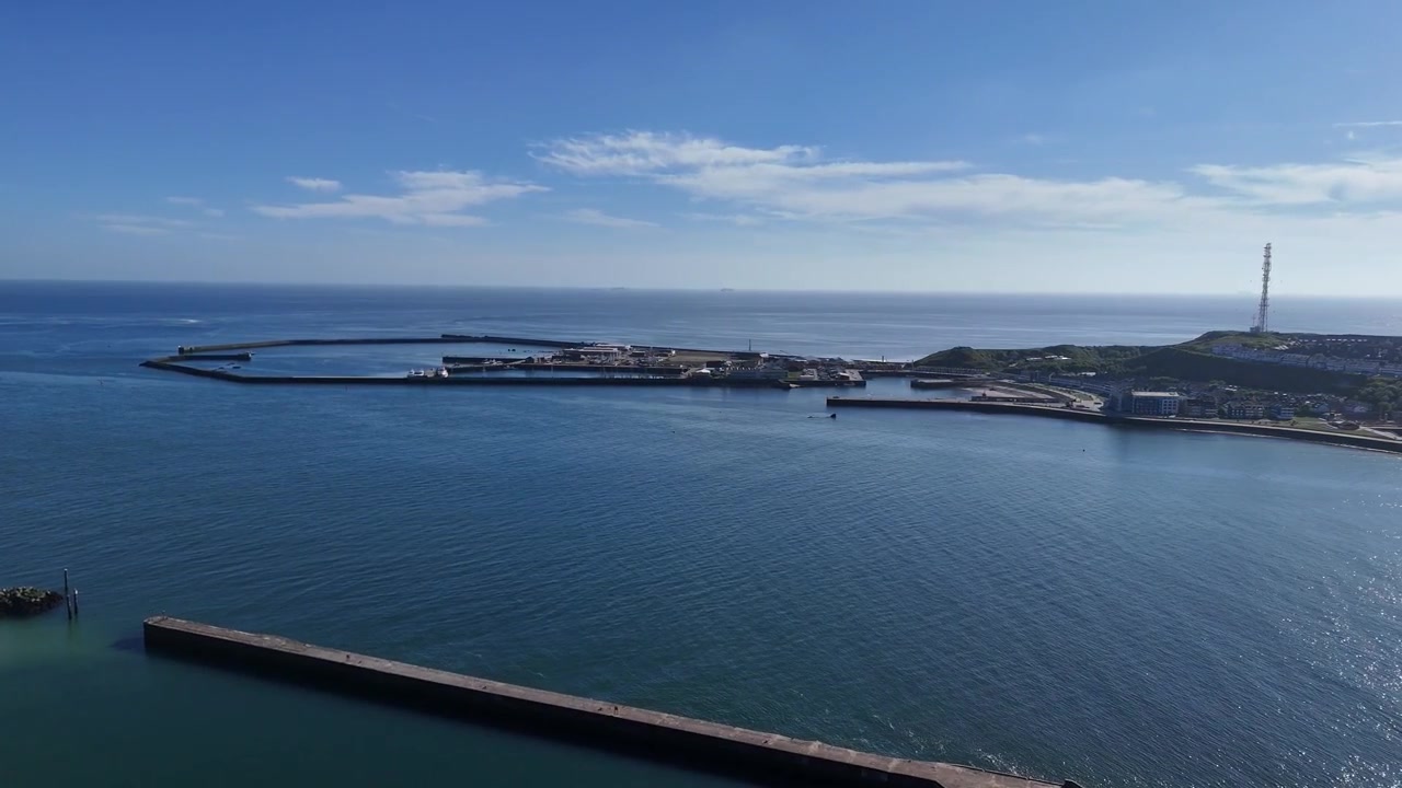 Vista aerea dall'alto che mostra i bacini portuali di Helgoland, frangiflutti e dighe