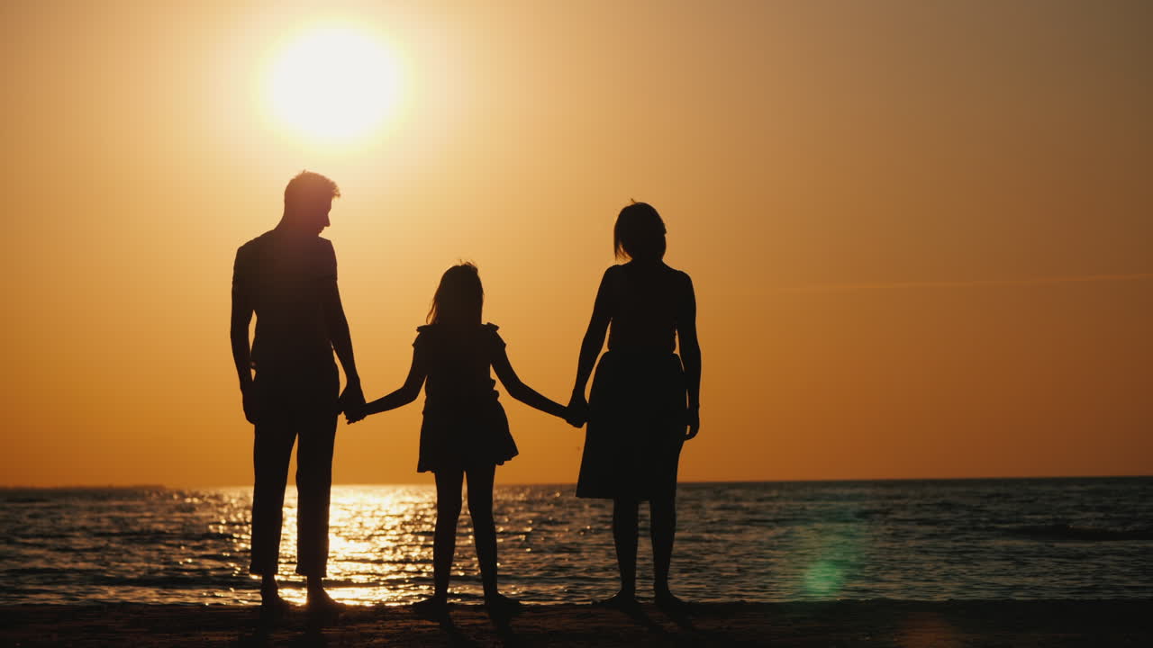 아이가 있는 가족은 일몰 때 바다로 간다